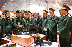 Đại tướng Đỗ Bá Tỵ thăm Triển lãm quốc phòng tại Thái Nguyên